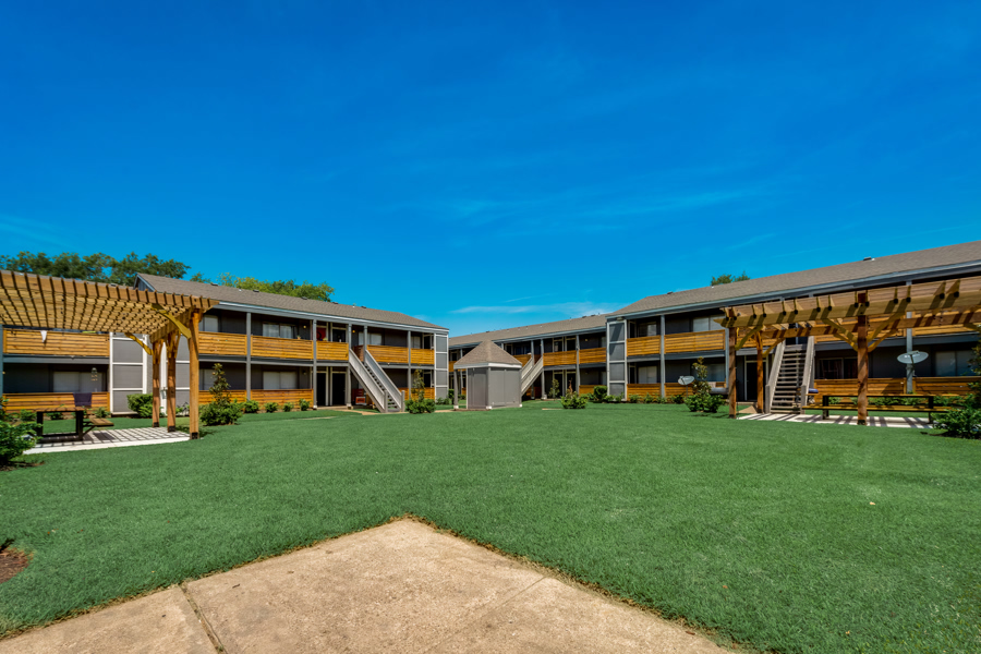 Open lawn and pergola space at Terraces at 2602 in Texas City
